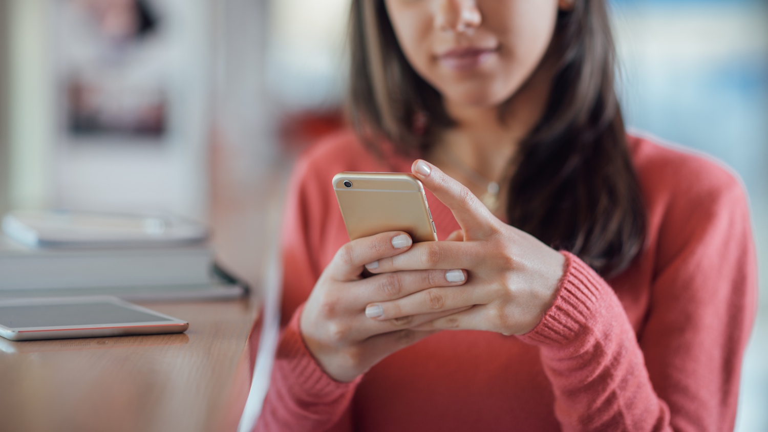 Egy nő nyomkodja a telefonját