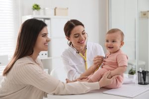 csecsemő nőgyógyásznál anyukával