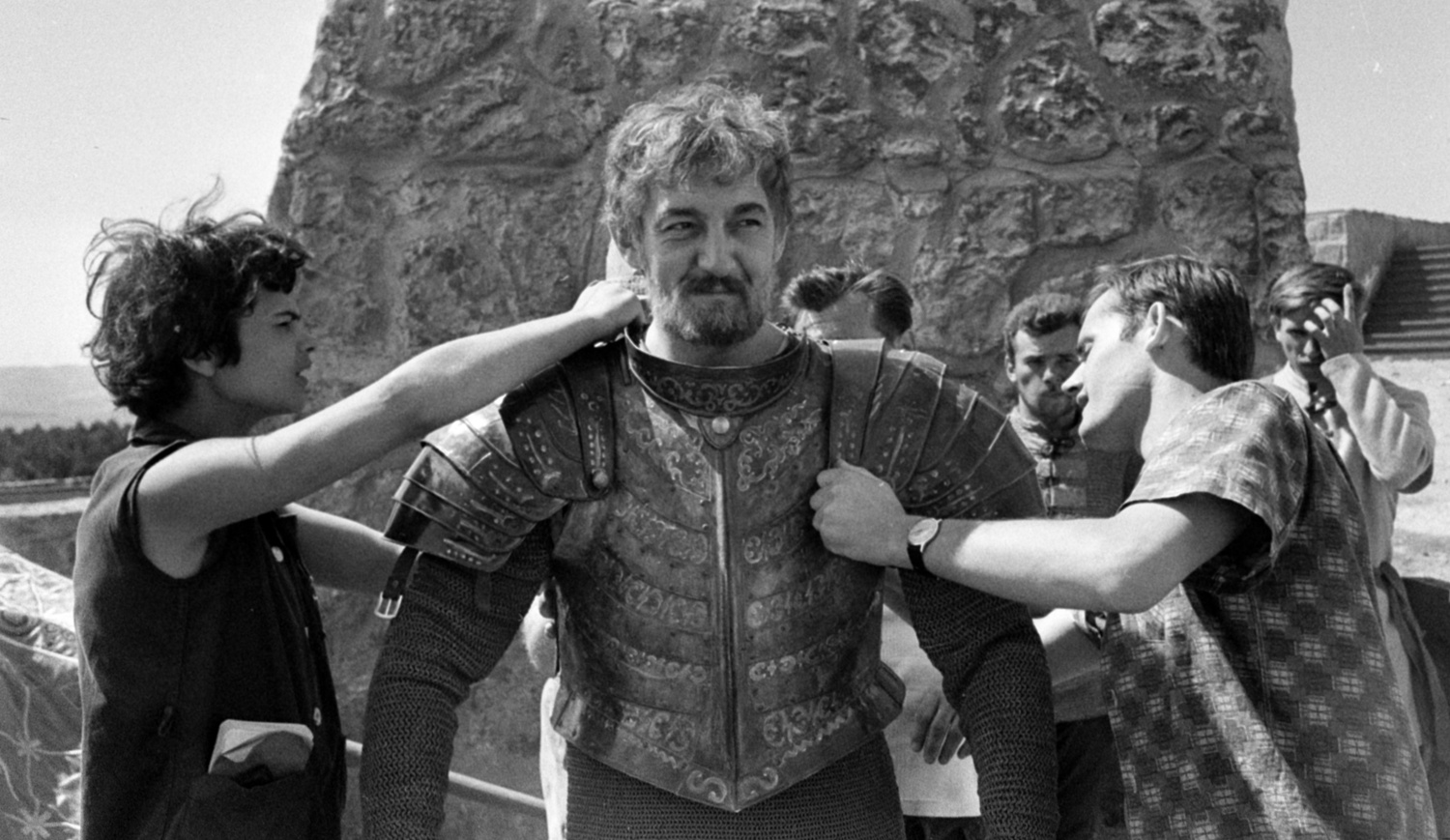 1968.: Az egri vár kicsinyített mása az Egri csillagok című film forgatásakor. Sinkovits Imre színművészt Dobó István jelmezébe öltöztetik.