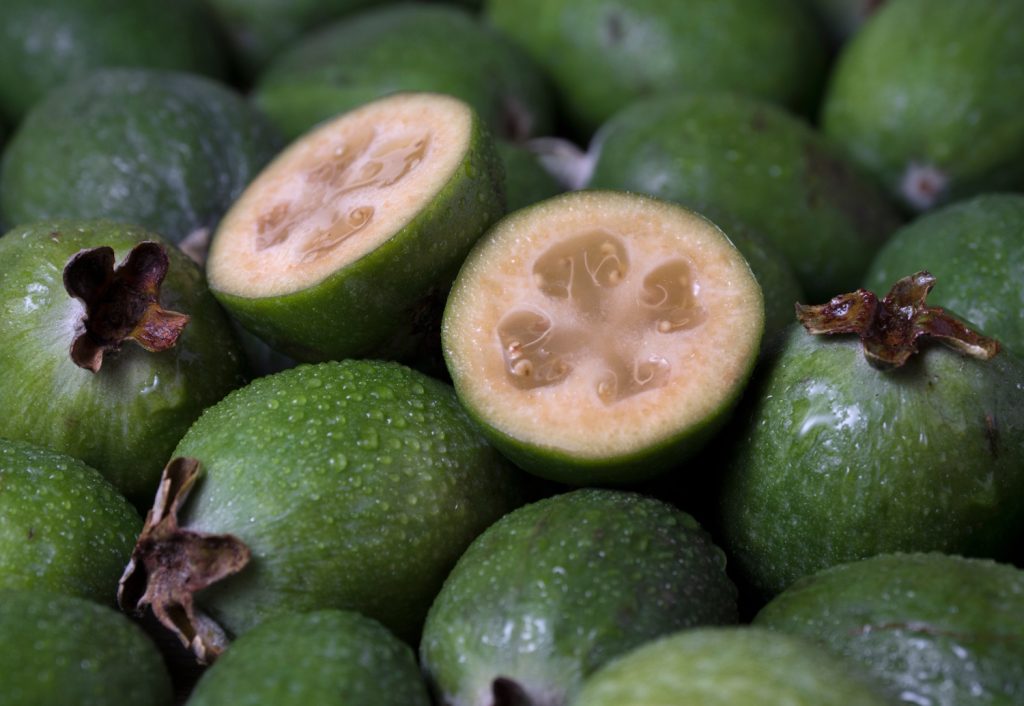 feijoa termése félbevágva