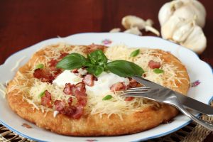 hagyományos lángos sajttal tejföllel és szalonnával