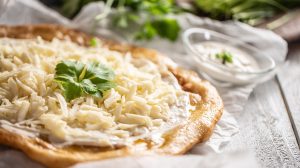 hagyományos fokhagymás tejfölös sajtos lángos