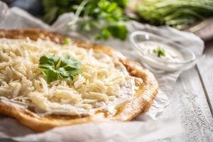 hagyományos fokhagymás tejfölös sajtos lángos