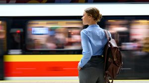 Nő várja a metrót