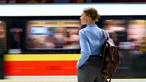 Nő várja a metrót