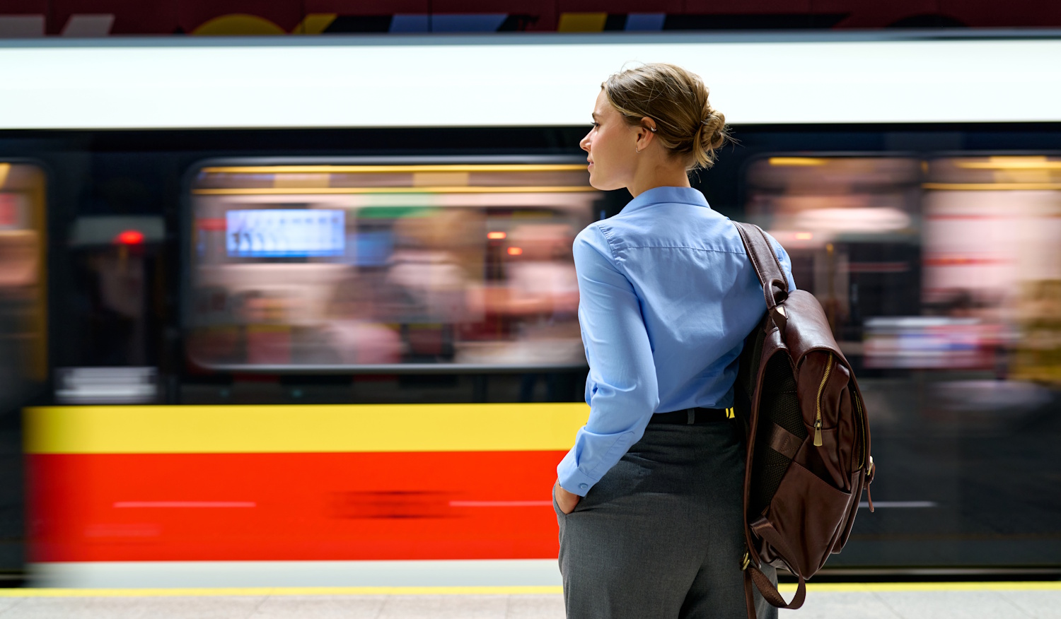 Nő várja a metrót