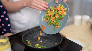 Mirelit zöldséget készít serpenyőben