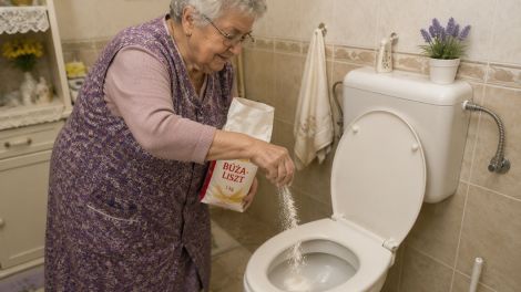 Nagymama lisztet szór a WC-be