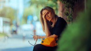 stresszes csüggedt nő a nyaraláson beteg lett