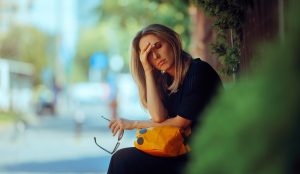 stresszes csüggedt nő a nyaraláson beteg lett