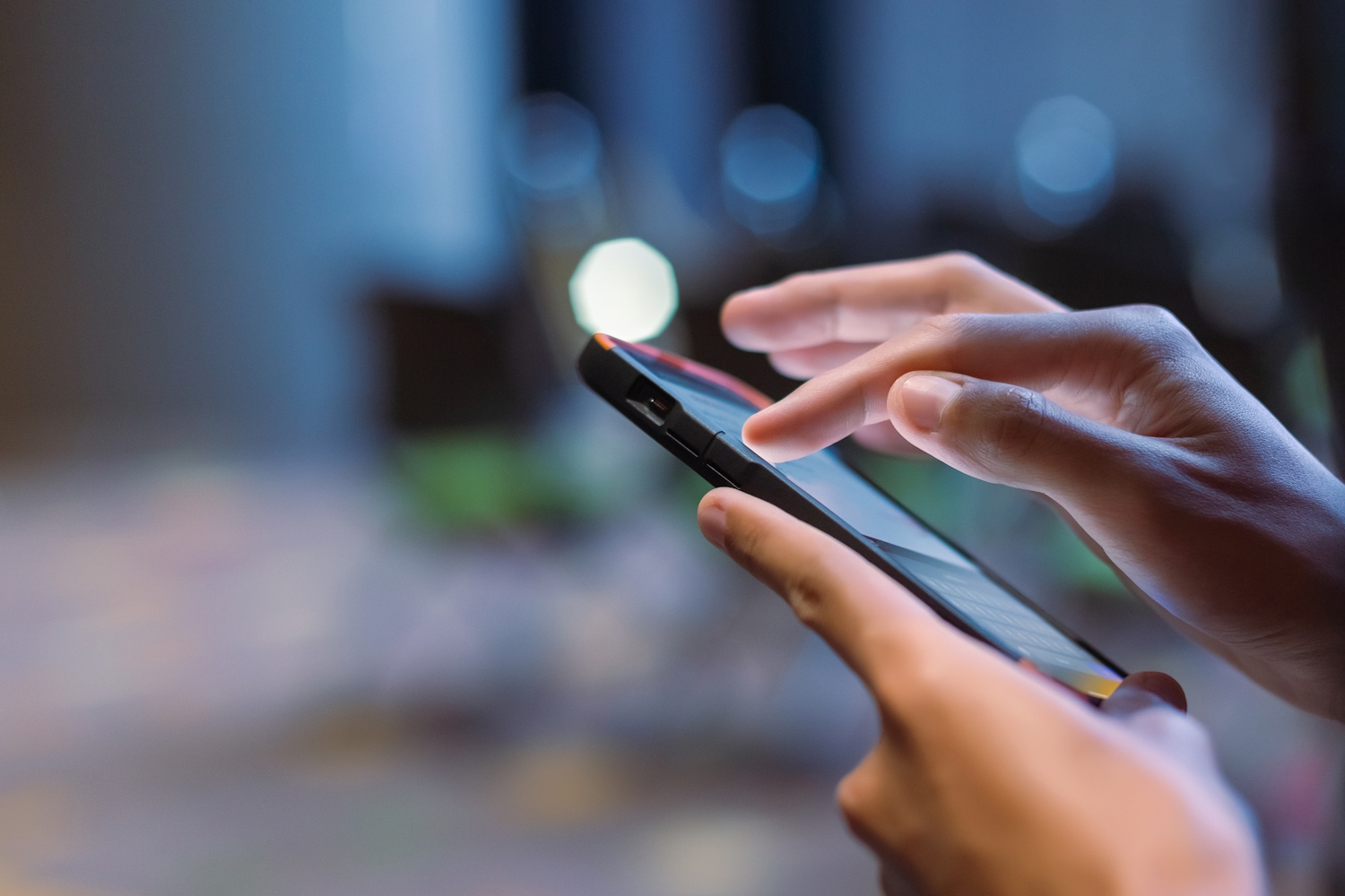 Valaki a telefonját nyomkodja | Meglepetés Valaki a telefonját nyomkodja