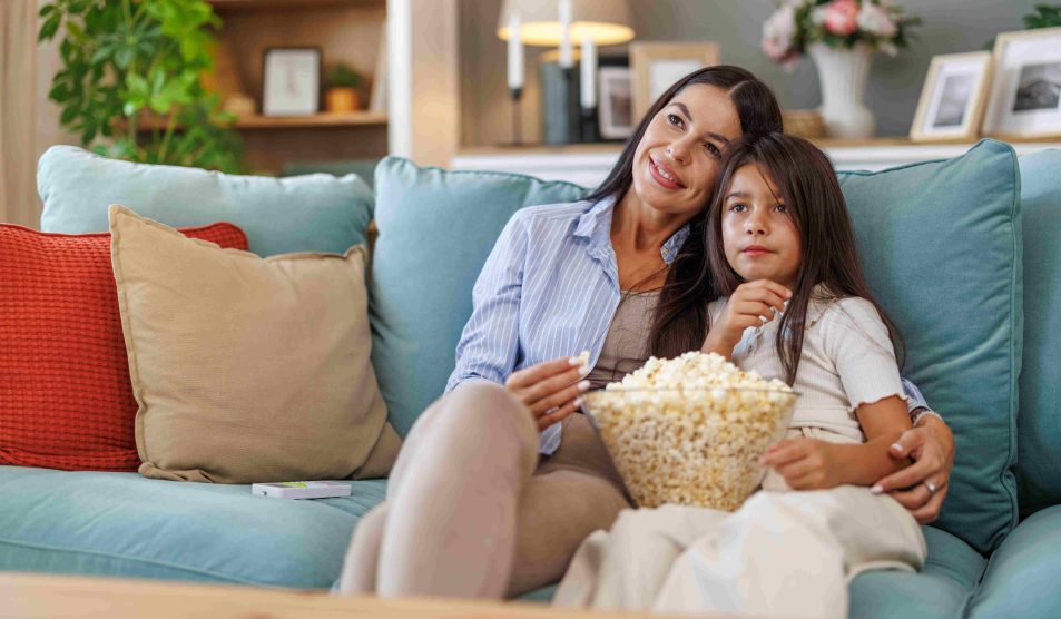 rajzfilm nézés felnőttként | Meglepetés Anyuka lányával mesét néz