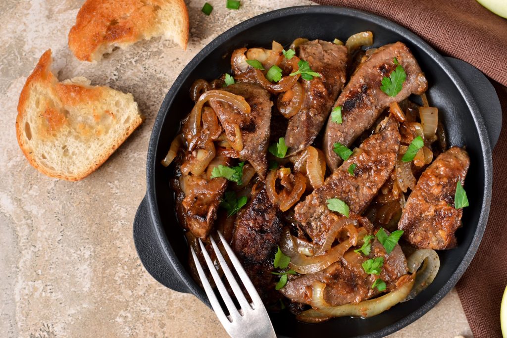 Fried liver with onions and apples on a concrete background | Meglepetés sertésmáj étel