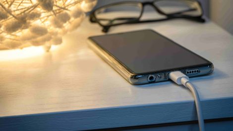 mobiltelefon ágy mellett éjszakára töltőn