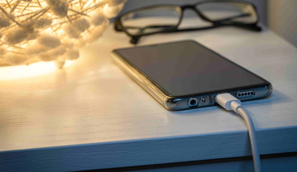 mobiltelefon töltés | Meglepetés mobiltelefon ágy mellett éjszakára töltőn