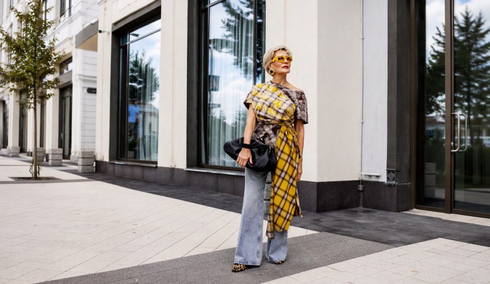 trapeznadrag | Meglepetés elegáns 60+-os nő trapéznadrágban az utcán