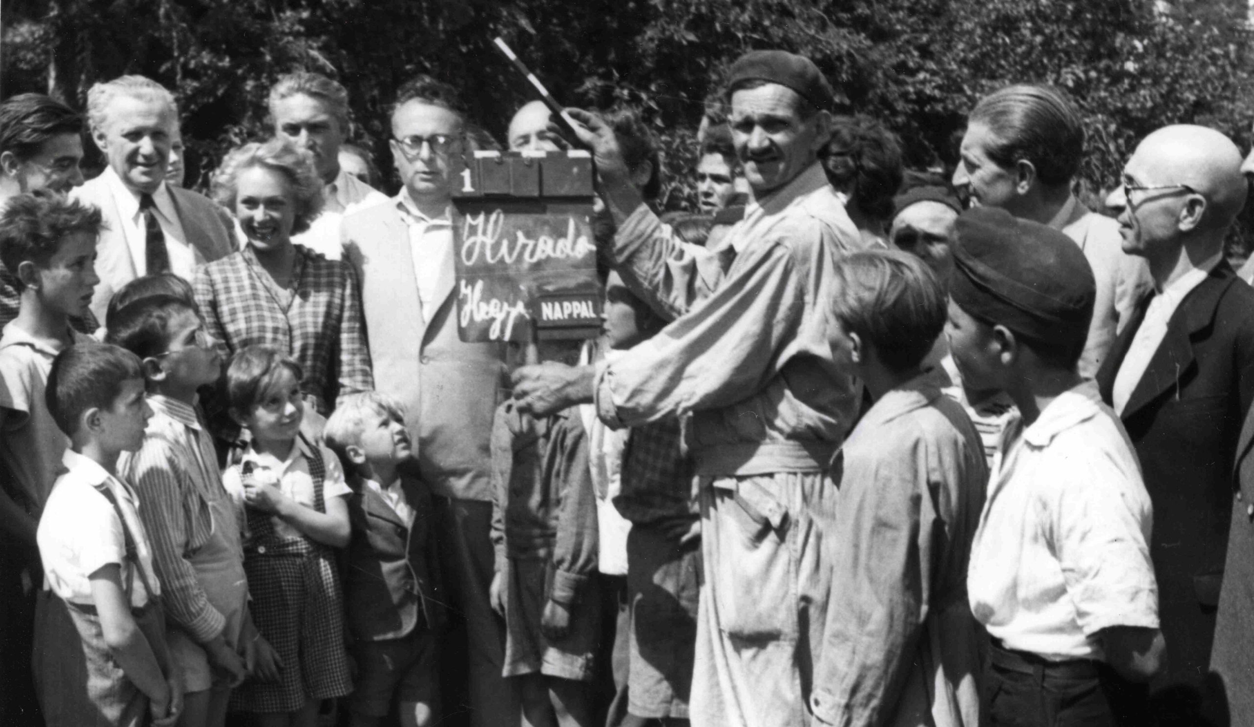 Híradó tudósítás a Valahol Európában című fim forgatásáról. Balról Gábor Miklós (részben takarva), Somlay Artúr, Bánki Zsuzsa és Vas Zoltán.