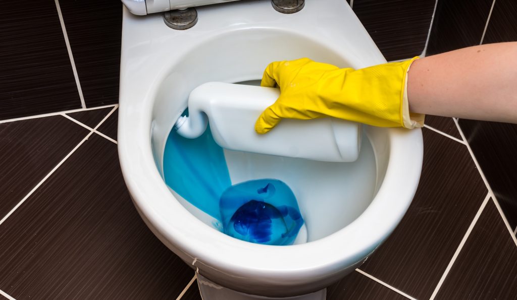 wc-gel | Meglepetés házi készítésű vízkőoldó géllel takarítja egy nő a wc-t