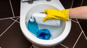 házi készítésű vízkőoldó géllel takarítja egy nő a wc-t
