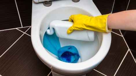 házi készítésű vízkőoldó géllel takarítja egy nő a wc-t
