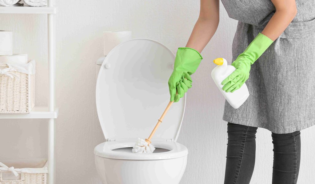 wc takarítás | Meglepetés Nő takarítja a wc-t