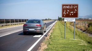 Zenélő út