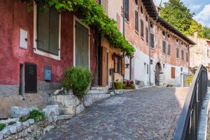 Polcenigo Északkelet-Olaszországban, a Friuli–Venezia Giulia régió nyugati részén, Pordenone tartományban