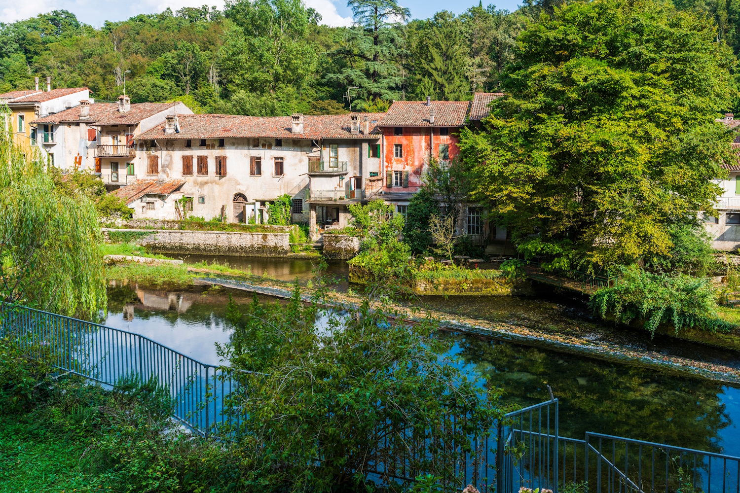 Polcenigo Északkelet-Olaszországban, a Friuli–Venezia Giulia régió nyugati részén, Pordenone tartományban