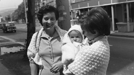 Október huszonharmadika (Schönherz Zoltán) utca, szemben a Fehérvári út kereszteződése után a Bocskai út. 1981 anya lánya nagymama