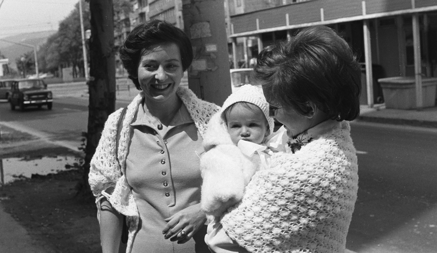 Október huszonharmadika (Schönherz Zoltán) utca, szemben a Fehérvári út kereszteződése után a Bocskai út. 1981 anya lánya nagymama