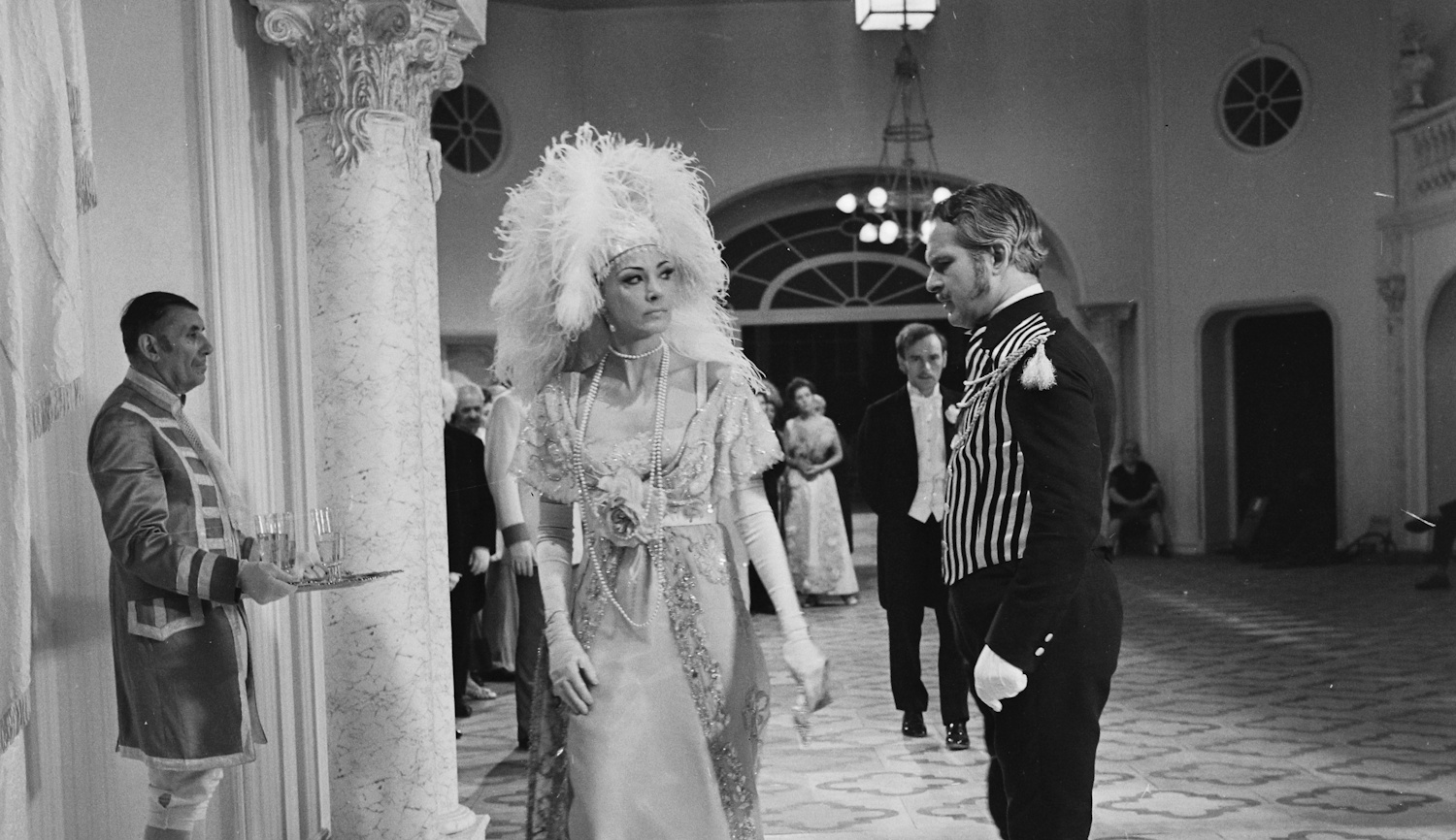 1971. A Csárdáskirálynő című operettfilm (rendező: Szinetár Miklós) felvétele, Anna Moffo és Latinovits Zoltán, hátrább Németh Sándor