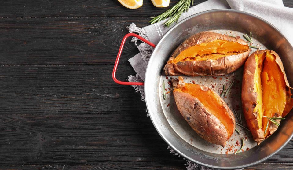 sült édesburgonya recept | Meglepetés tálban lévő sült édesburgonya