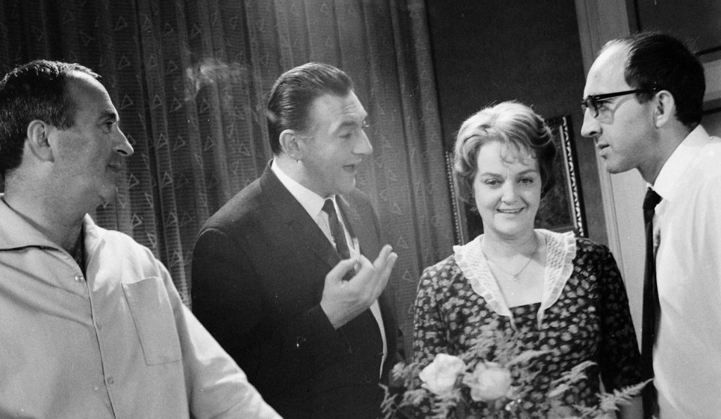 1967. Sinkovits Imre, Tolnay Klári és Palásthy György rendező Az özvegy és a százados című film forgatásakor