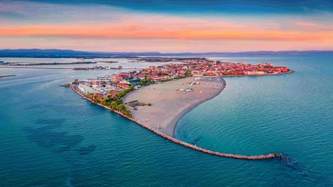 Lélegzetelállító nyári látvány a Velence és Trieszt között fekvő kisváros, Grado kikötőjének nyilvános strandjáról