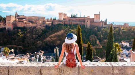 Turista nő az Alhambra ősi arab erődítményét nézi Granadában, Spanyolországban