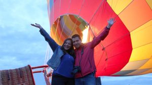 Boldog pár egy hőlégballon előtt