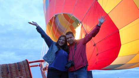Boldog pár egy hőlégballon előtt