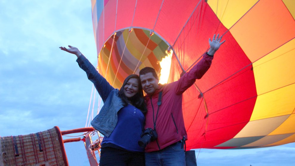 Boldog pár egy hőlégballon előtt