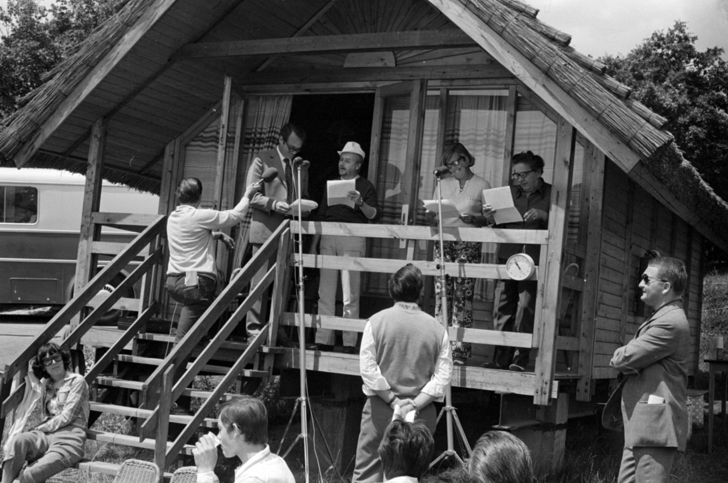 mednyanszkyagi5 | Meglepetés 1973. Hárshegyi Kemping, a felvétel a Magyar Rádió Szombat délelőtt című magazinműsorának közvetitésekor készült. Szepesi György riporter, Petrik József, Mednyánszky Ági