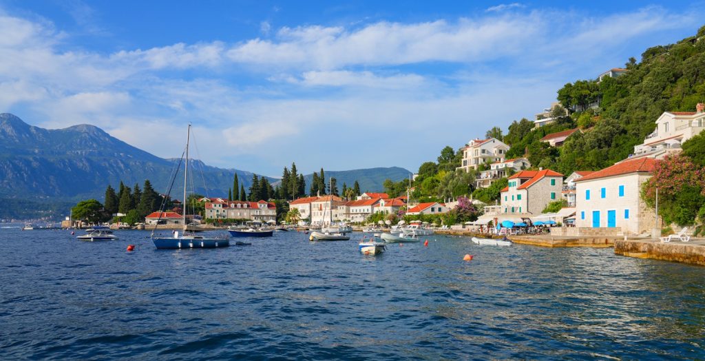 Rose városa a Luštica-félszigeten, Montenegróban