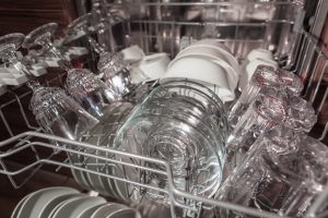 mosogatógép felső tálcája poharakkal betöltve