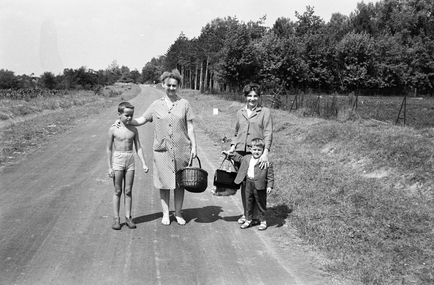 otthonka3 | Meglepetés 1963. valahol a faluszélen otthonkában