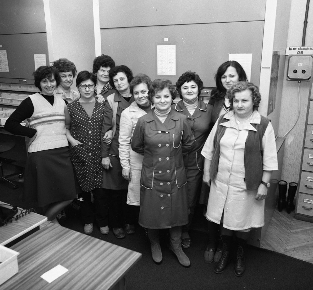 otthonka8 | Meglepetés 1982.Vaskapu utca 30/b, Rendőrség Lakcím-hivatal, Központi Lakónyilvántartó Osztály női dolgozói otthonkában