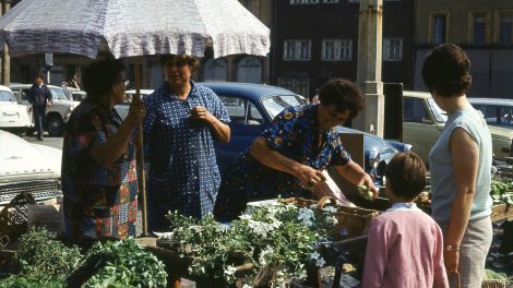 nők otthonkában a piacon 1970-ben