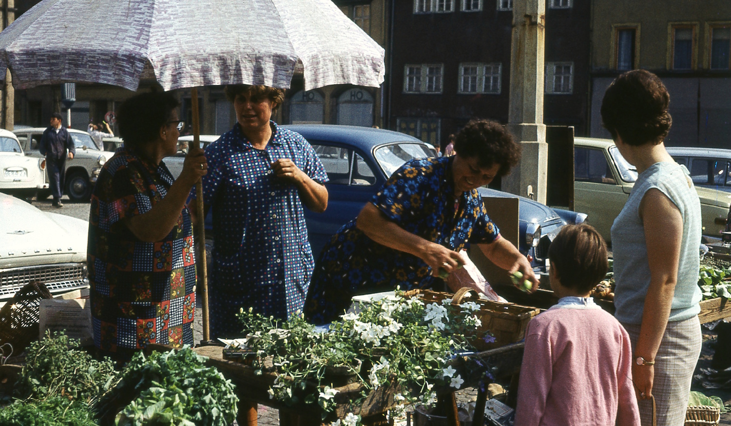 nők otthonkában a piacon 1970-ben