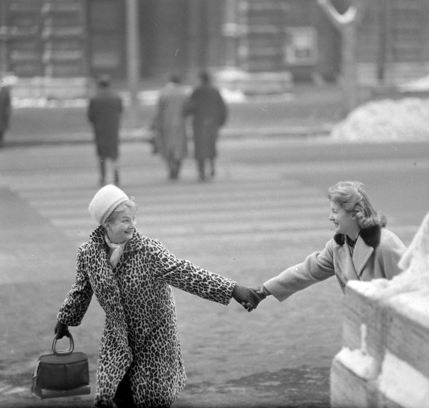 petresszsuzsa4 | Meglepetés 1964. Andrássy út (Népköztársaság útja) a Magyar Állami Operaház előtt Petress Zsuzsa és Mednyánszky Ági
