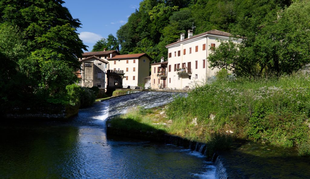 Polcenigo Északkelet-Olaszországban, a Friuli–Venezia Giulia régió nyugati részén, Pordenone tartományban