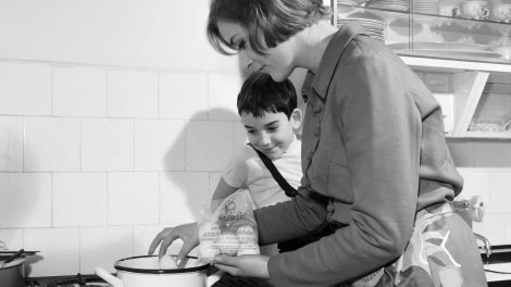 Anyuka szilvásgombócot készít a gyerekének