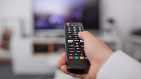 Távirányítóval kapcsolja a tévét