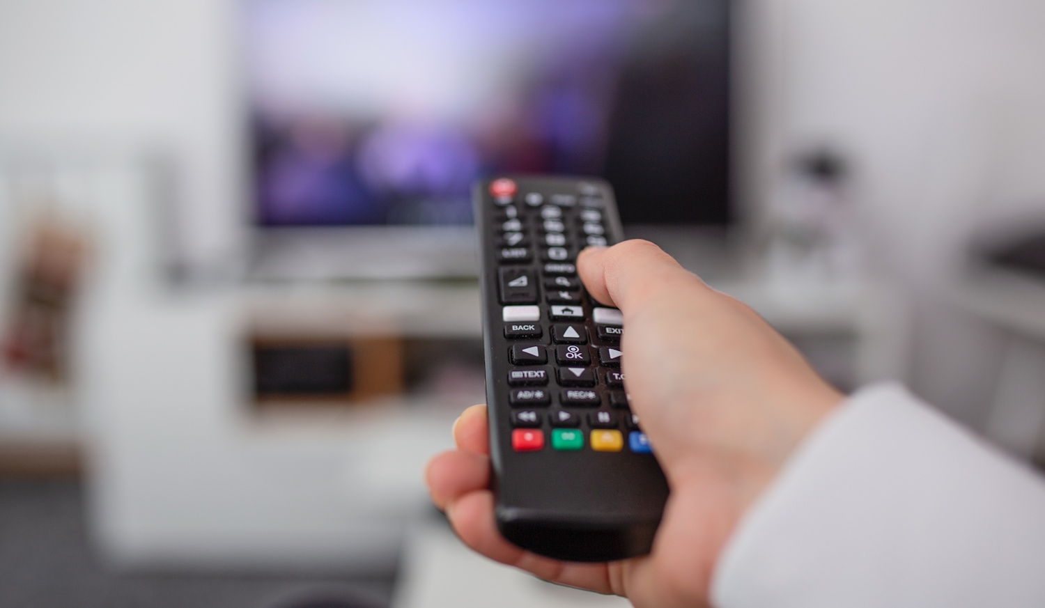 Távirányítóval kapcsolja a tévét